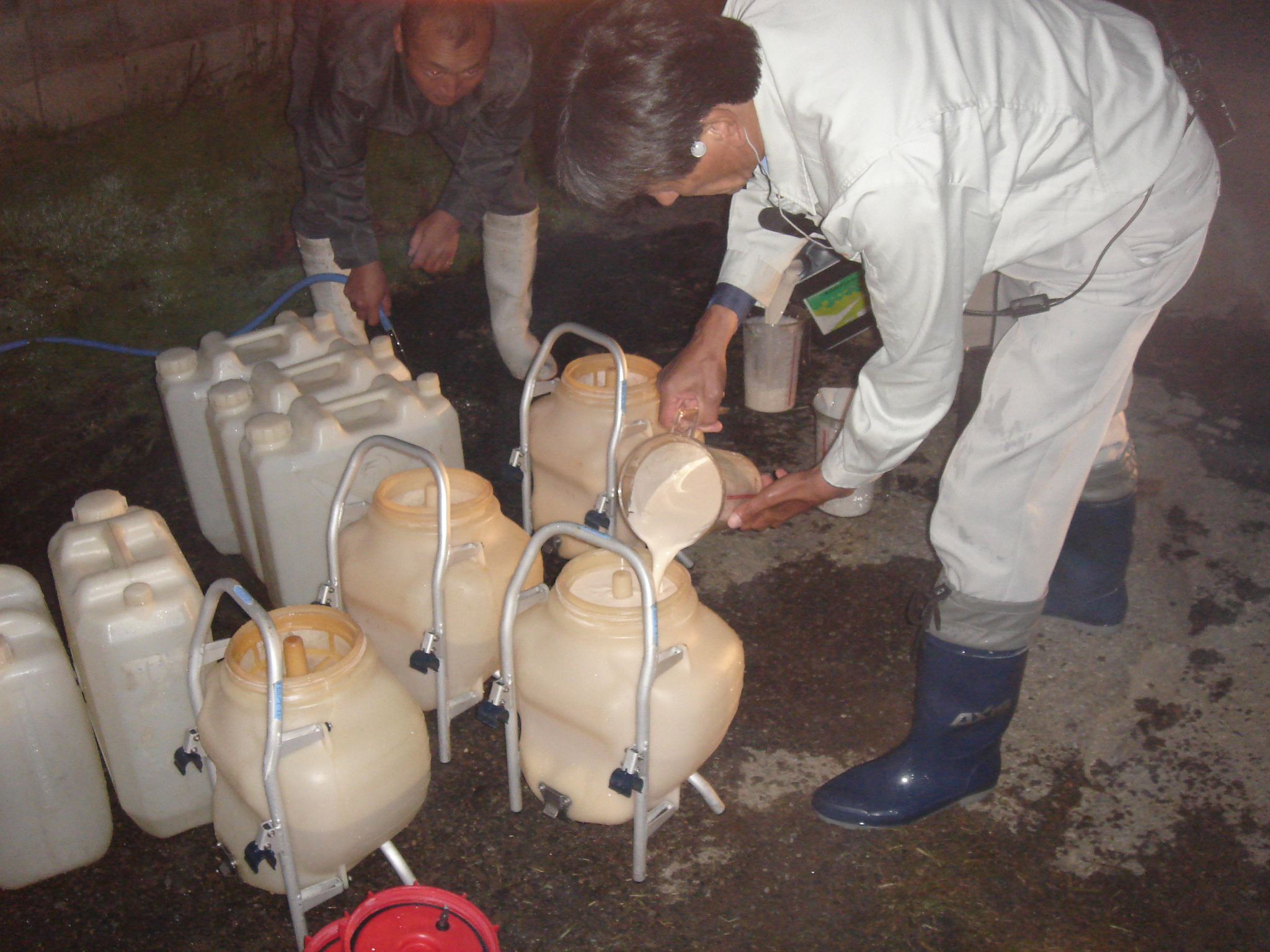 ラジコンヘリでの薬剤散布風景